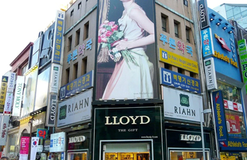 某某服装设计公司公交站台广告投放