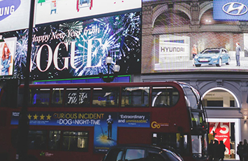 某某服装设计公司公交站台广告投放