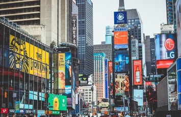 某某服装设计公司公交站台广告投放