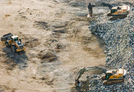 公司全力开发随车吊底盘