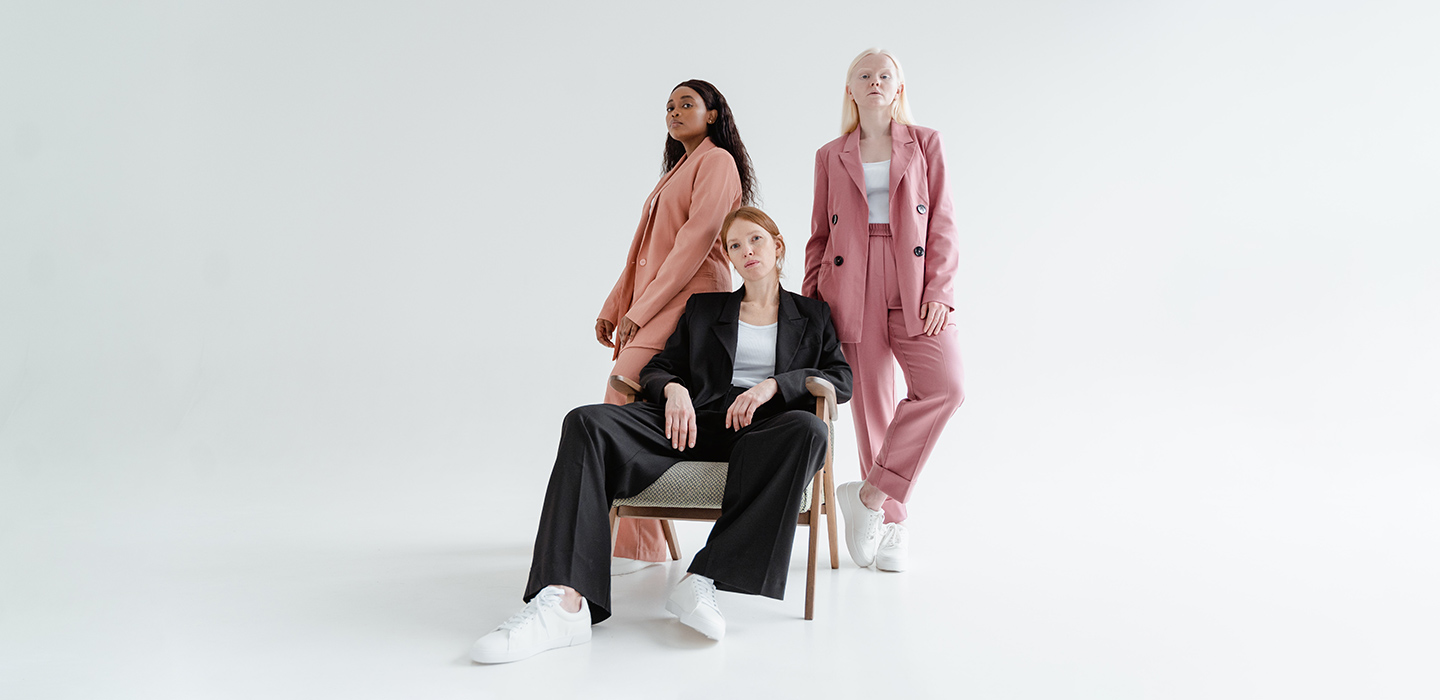 汉代,丝、麻纤维的纺绩、织造和印染工艺技术已很发达,染织品有纱、绡、绢、锦、布、帛等