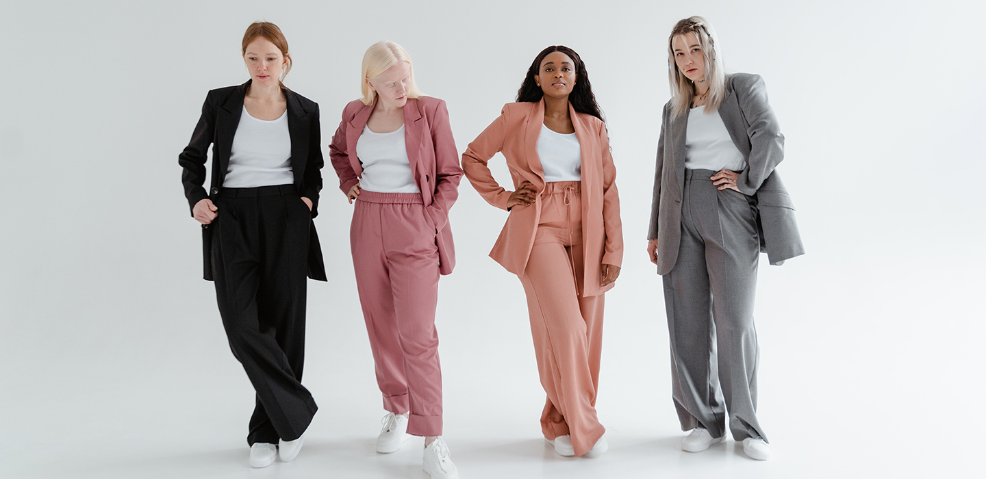 中国服装历史悠久,可追溯到远古时期。在北京周口店猿人洞穴曾发掘出约1.8万年前的骨针