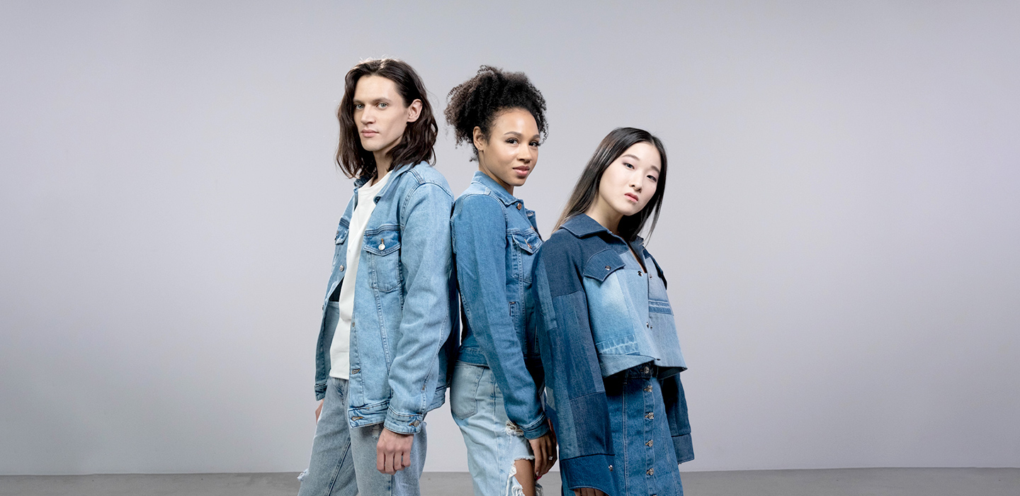 1950年以后,中山服几乎已成为全国普遍流行的服装,袍褂几近消失