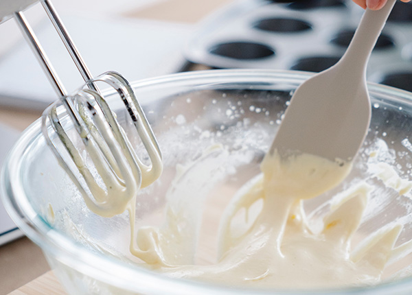 机械有三种搅拌转速,并配有钢丝搅蛋器,拍形搅拌器及螺旋和面器