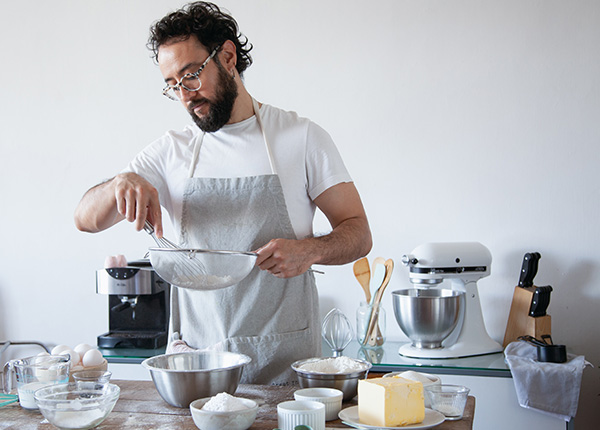 机械有三种搅拌转速,并配有钢丝搅蛋器,拍形搅拌器及螺旋和面器。可用于搅拌奶油,蛋糕液,馅料及和制面团等操作