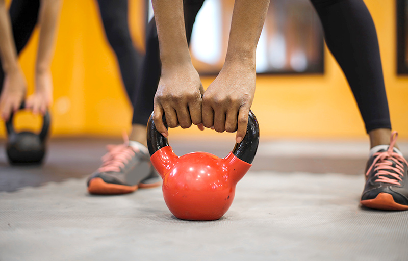 在消费领域，与欧美等发达国家相比，健身器材产品在家庭的普及率及用于健身运动的人均消费还很低