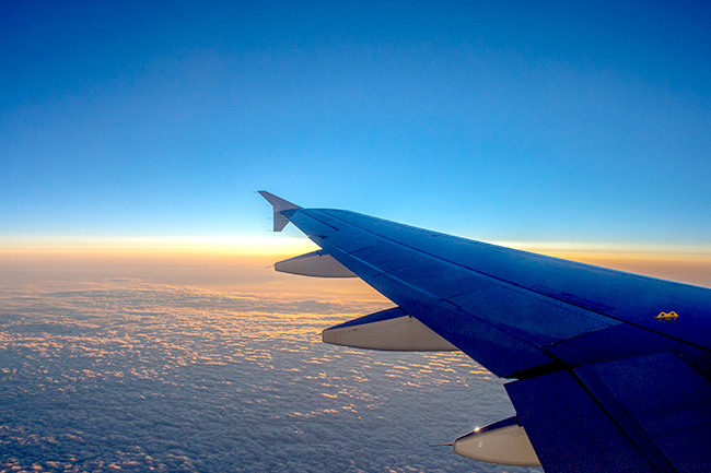 航空货运公司在增加航空货运运力时,主要有两个选择方案