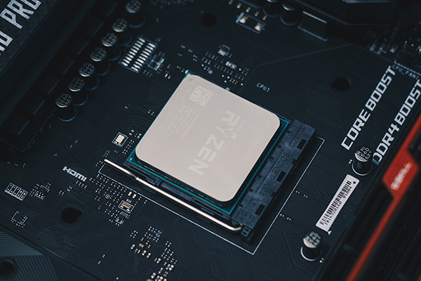 集成电路变得无处不在,计算机、手机和其他数字电器成为社会结构不可缺少的一部分